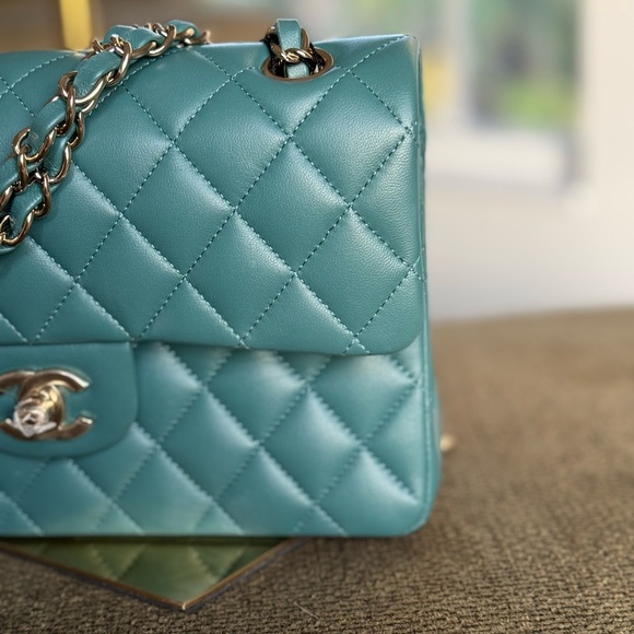 Brand new 2022 green Chanel medium lamb skin - Picture 4 of 9